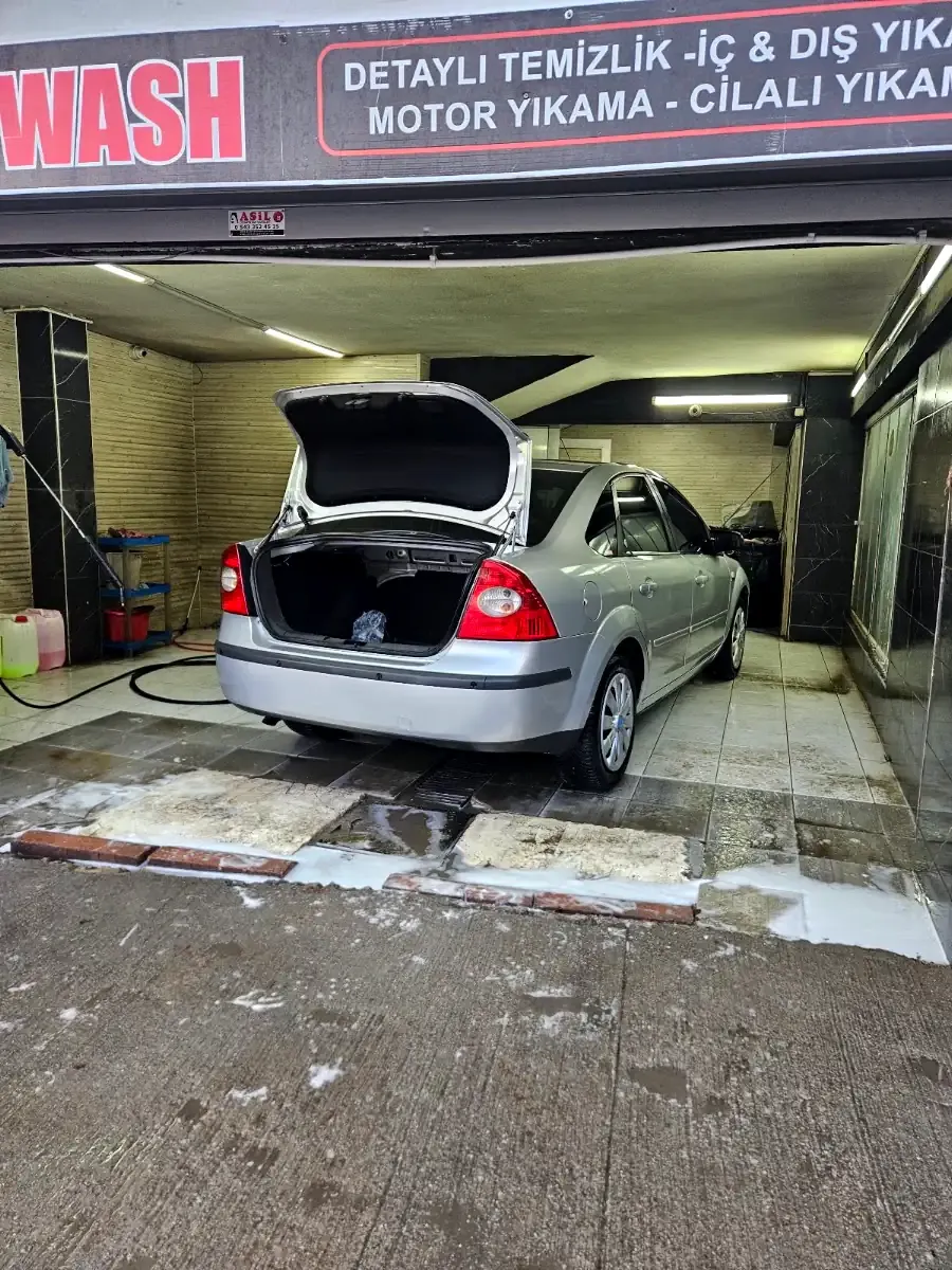 İç temizlik için hazırlanan gümüş Ford Focus