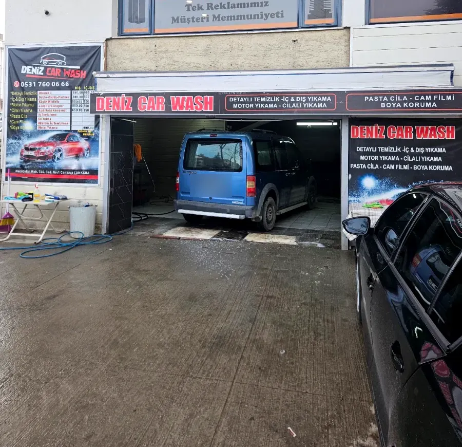 Kırmızı DENİZ CAR WASH tabelalı dükkân girişi ve yıkama peronu, Dikmen