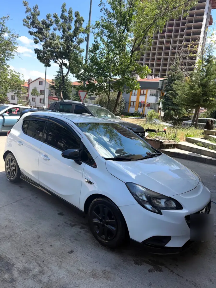 Yıkama sonrası teslim edilen beyaz Opel Corsa